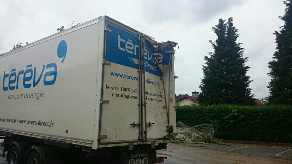 (camion de Tereva Montbéliard abîmé par la chute d'arbres, photo anonyme pour ToutMontbeliard.com)